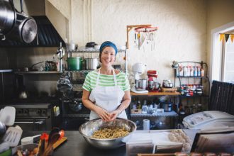 Portrait d'une employée heureuse