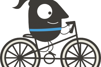 Femme cycliste qui se rend au travail