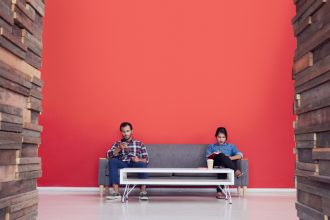 Les hommes et les femmes sont-ils égaux au travail ?