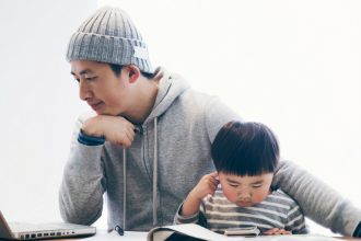 La vie d'un parent actif requiert une certaine agilité. La mise en place de politiques adaptées à la famille est un moyen efficace pour les employeurs de disposer d'un personnel productif et de retenir les talents.