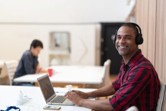 Un salarié sur un espace de coworking Crédit photo FG Trade