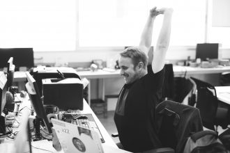 Le travail sur écran peut générer sur la durée des troubles musculosquelettiques. Découvrez avec Mathieu Duchatel, Directeur Associé chez Synevia, des conseils et bonnes pratiques pour prendre soin de vos collaborateurs et enrayer ce phénomène.