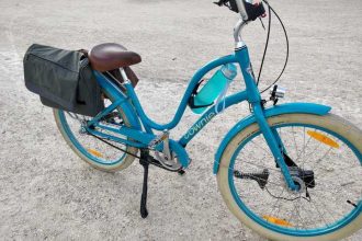 Connaissez-vous le vélotaf ? De plus en plus de salariés choisissent de se rendre sur leur lieu de travail à vélo, à la fois pour ses bénéfices physiques, mais également pour l’environnement.